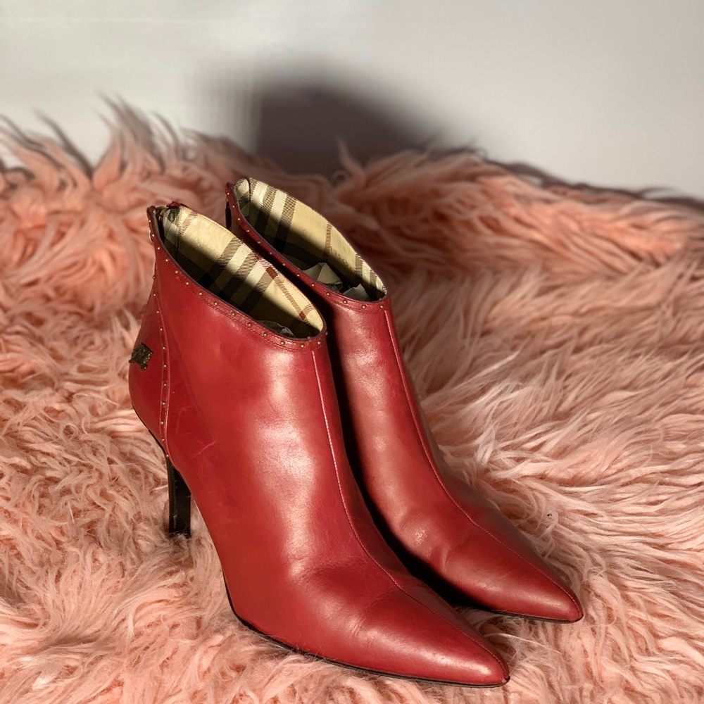 Burberry red leather pointy heeled boots
